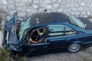 Su kanalına girerek menfeze çarpan otomobilin sürücüsü araçta sıkıştı