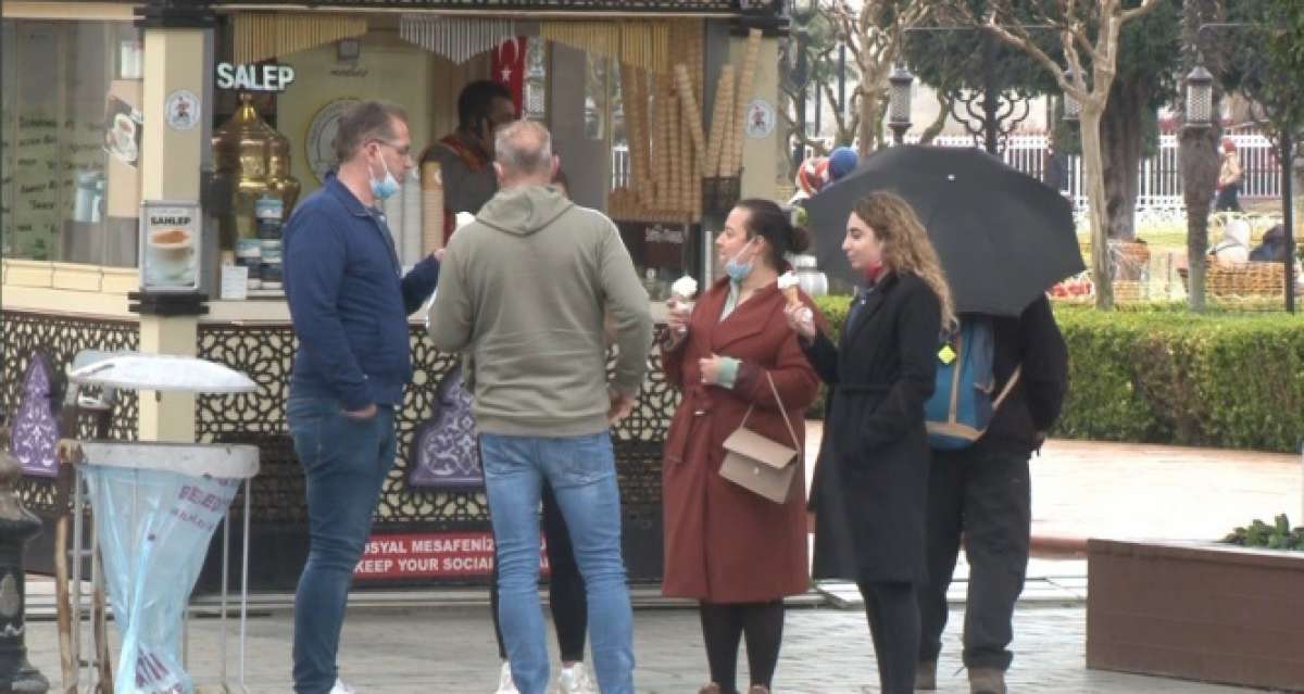 Sultanahmet'te kısıtlamanın keyfini turistler çıkardı