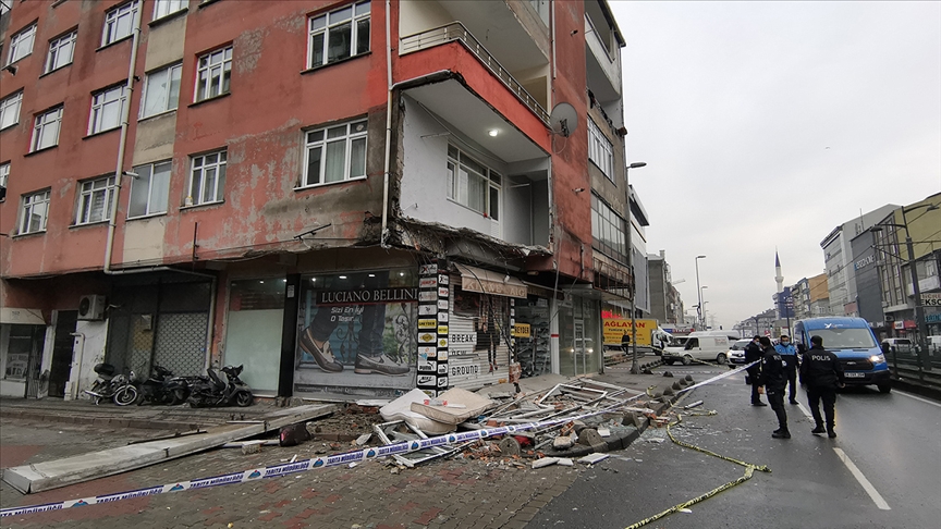 Sultangazi'de bir binanın balkonu çöktü