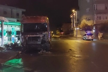 Sultangazi’de park halindeki tırın kupasında yangın çıktı