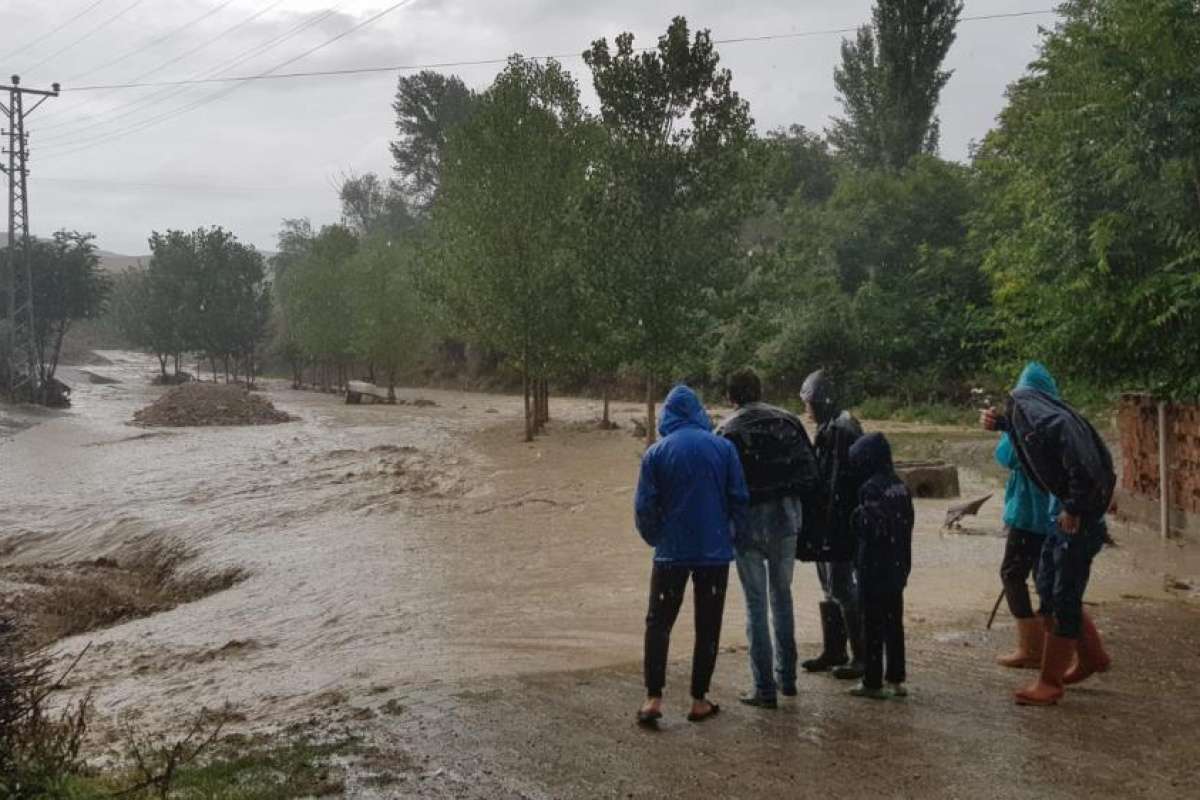 Suluova'da sağanak yağış dereyi taşırdı, köy yolu nehre döndü