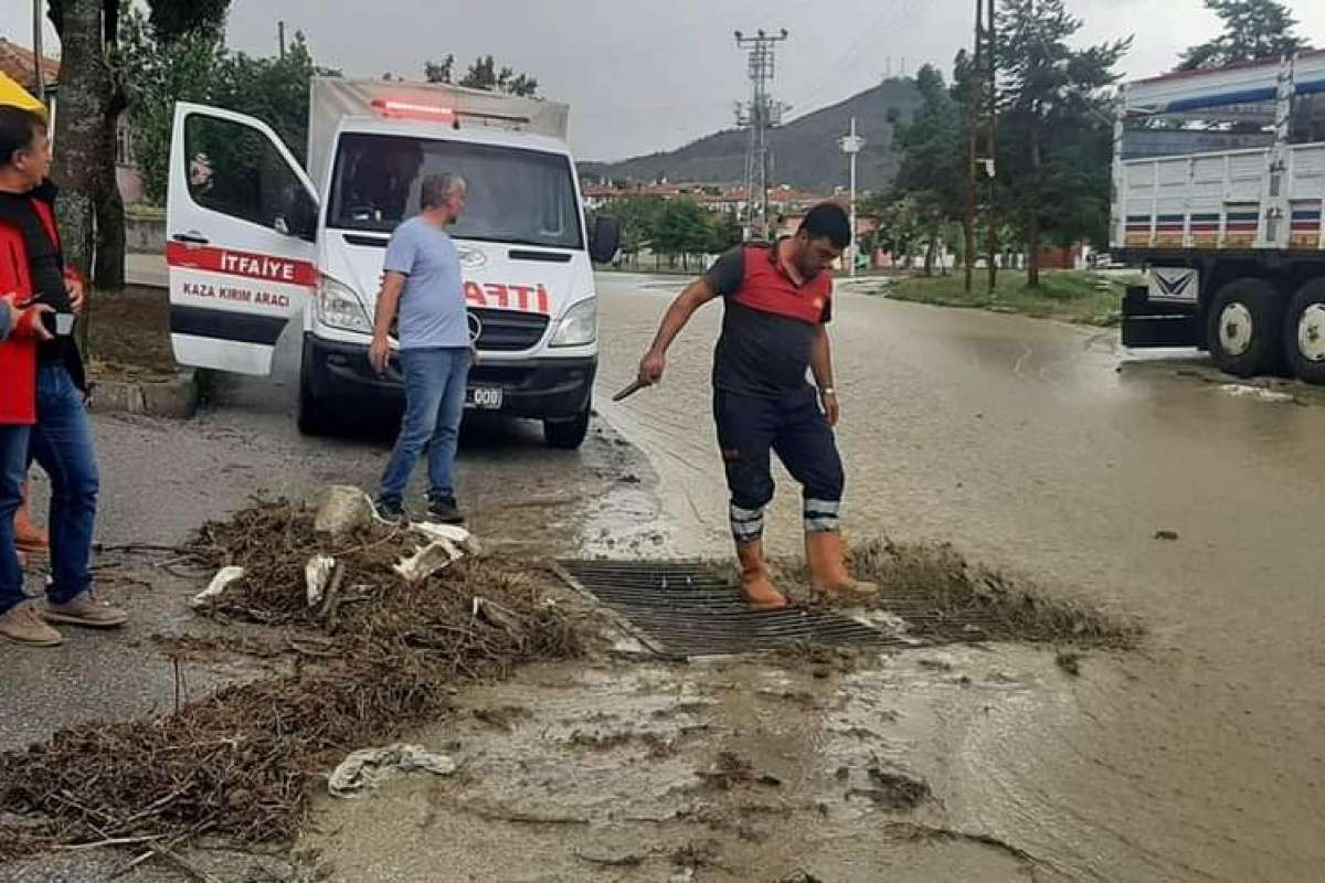 Sungurlu'yu şiddetli yağış vurdu, dereler taştı, evleri ve tarım arazilerini su bastı