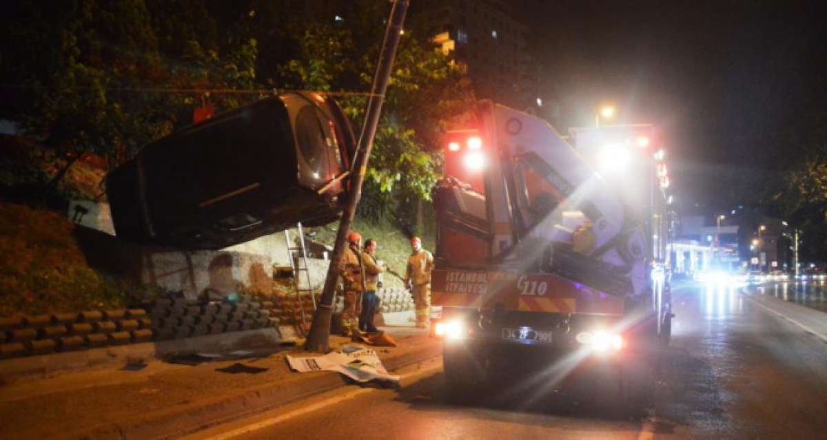 Sürücüsünün direksiyon hakimiyetini kaybeden hafif ticari araç bahçe ile direk arasında kaldı