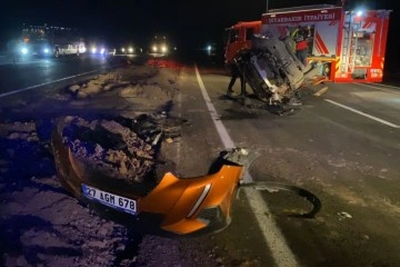 Sürücüsünün kapalı yolu fark etmediği araç metrelerce takla attı