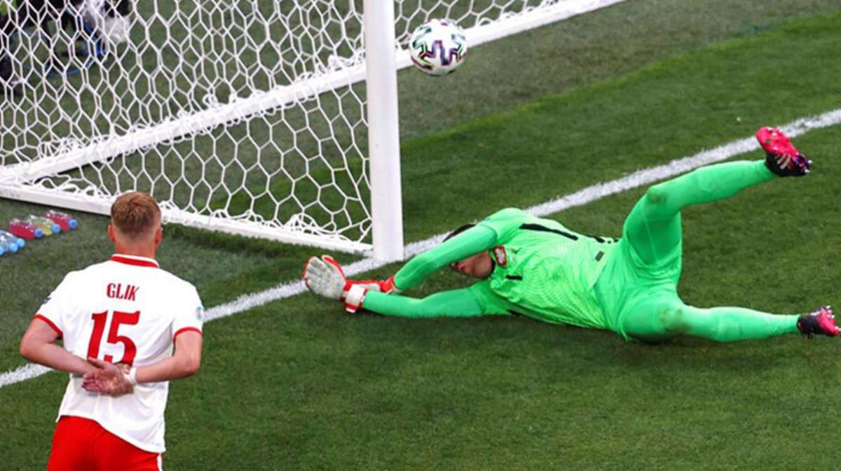 Szczesny, Avrupa Şampiyonası tarihinde kendi kalesine gol atan ilk kaleci oldu