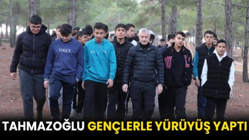 Tahmazoğlu gençlerle yürüyüş yaptı