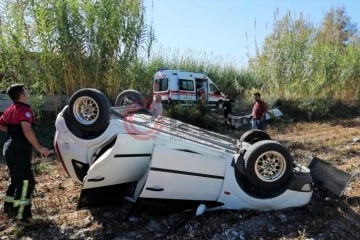 Takla atan otomobil tarlaya uçtu: 2 yaralı