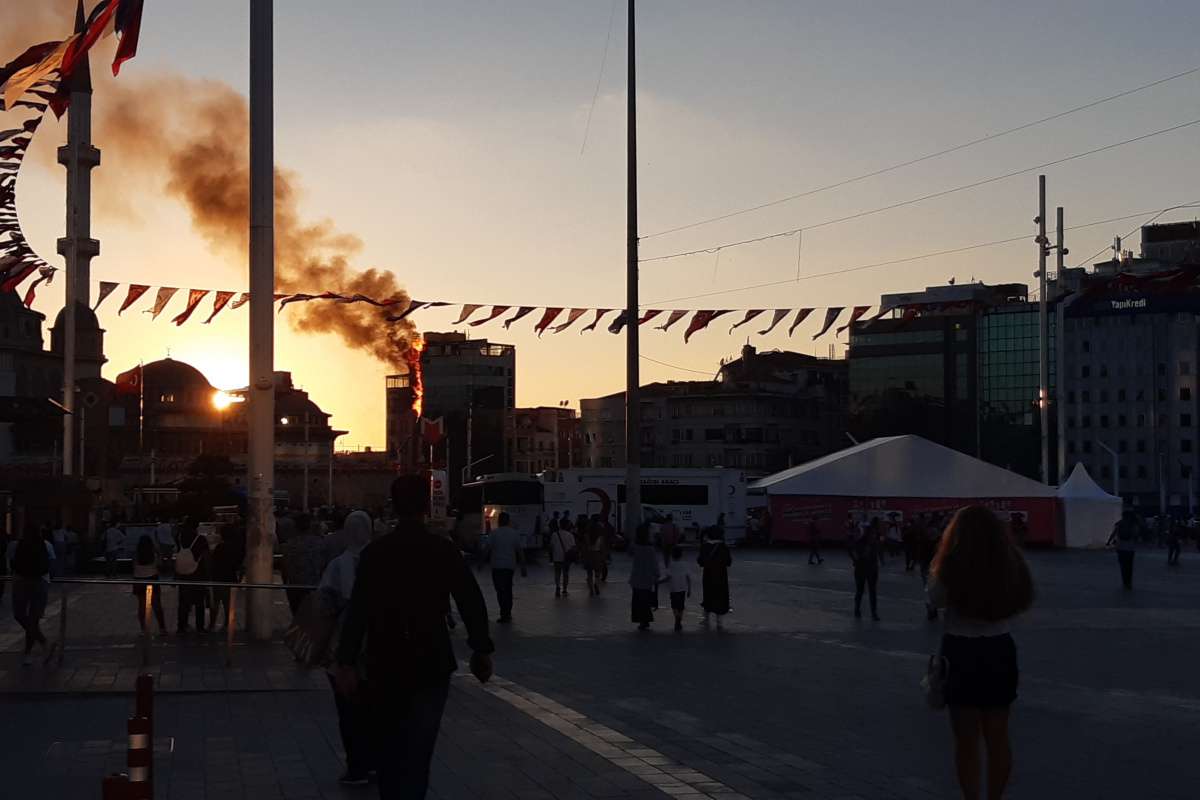 Taksim'de bankanın elektrik panosundaki yangın otele sıçradı