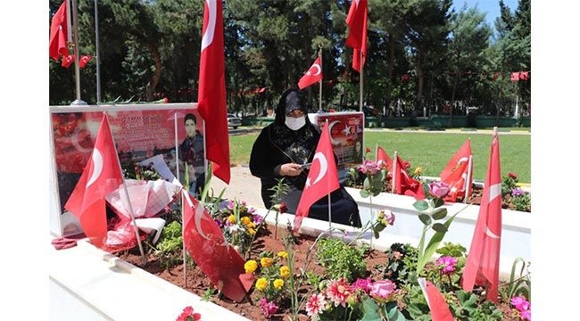 Tam kapanmadan muaf tutulan şehit aileleri çocuklarının mezarlarını ziyaret edip dualar ettiler 