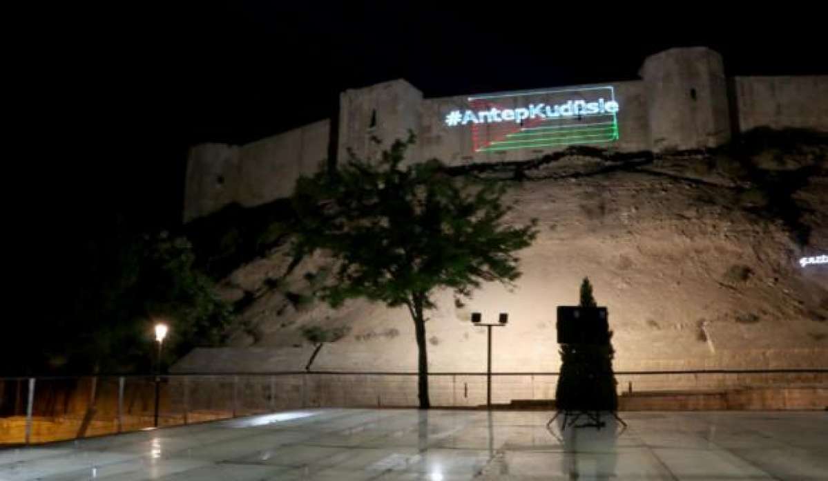 Tarihi Gaziantep Kalesi'ne lazerler Filistin bayrağı yansıtıldı