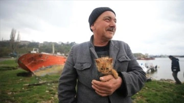 Taşkın bölgesinde ıslanan kedi yavrusunu ceketinde ısıttı