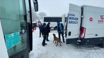 TDV'den olumsuz hava koşulları nedeniyle yolda kalanlara yiyecek ikramı