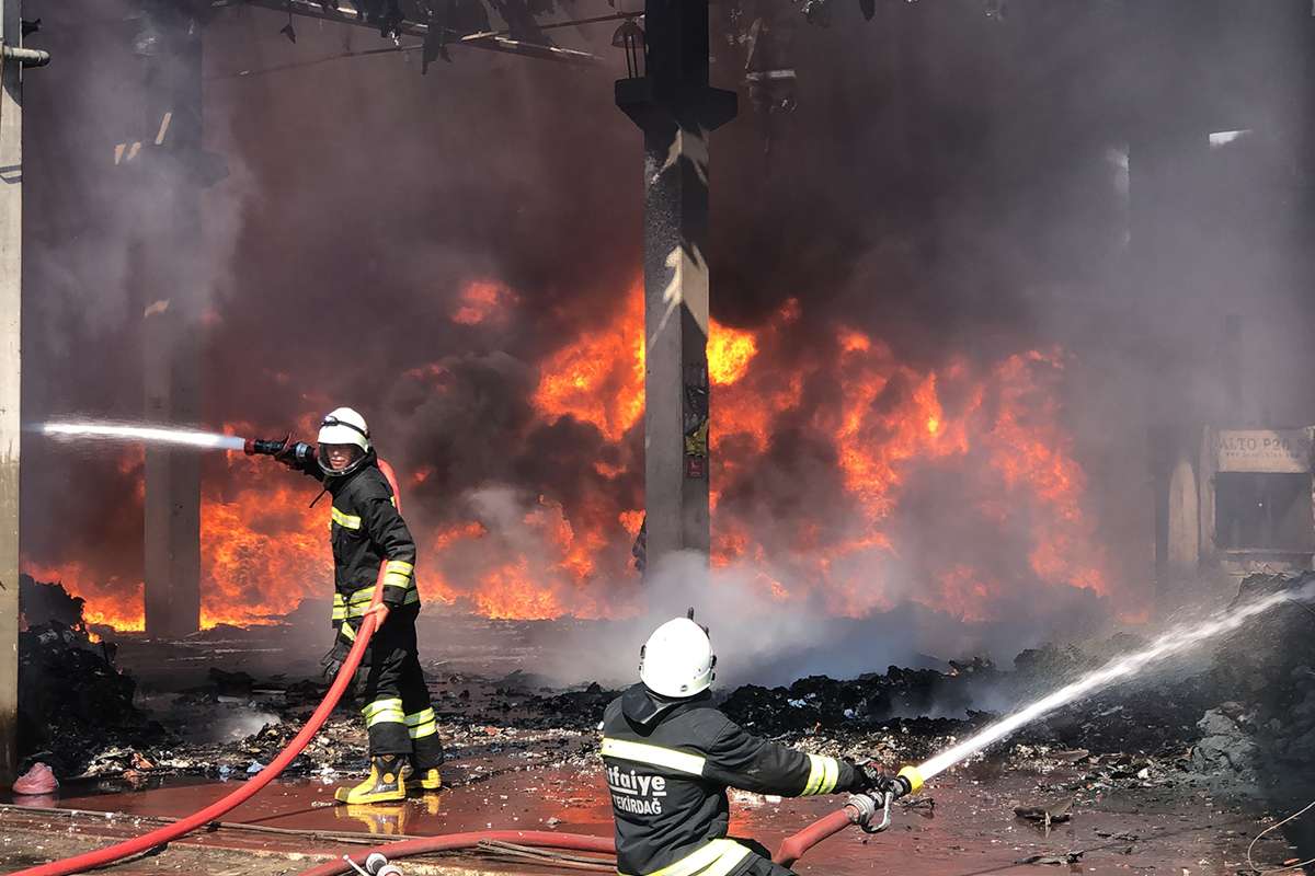 Tekirdağ'da geri dönüşüm fabrikasında yangın