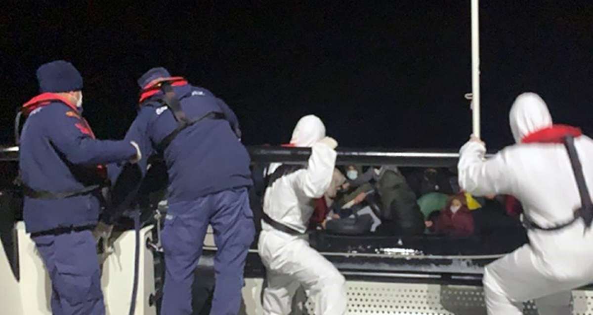Teknesi arızalanan göçmenleri Sahil Güvenlik kurtardı
