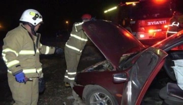 Telefon direğine çarpan otomobil evin bahçesine uçtu: 1 yaralı