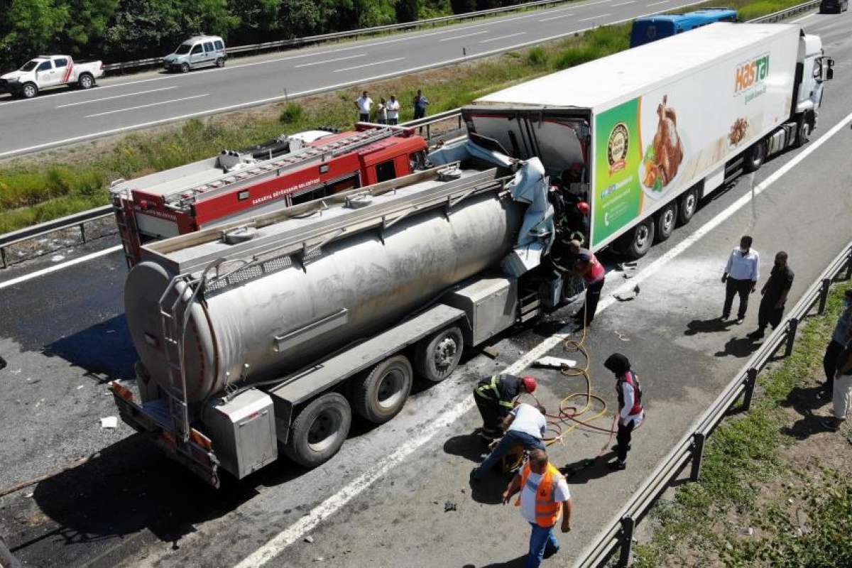 TEM'de zincirleme feci kaza: Tanker tıra ok gibi saplandı, 1 ölü