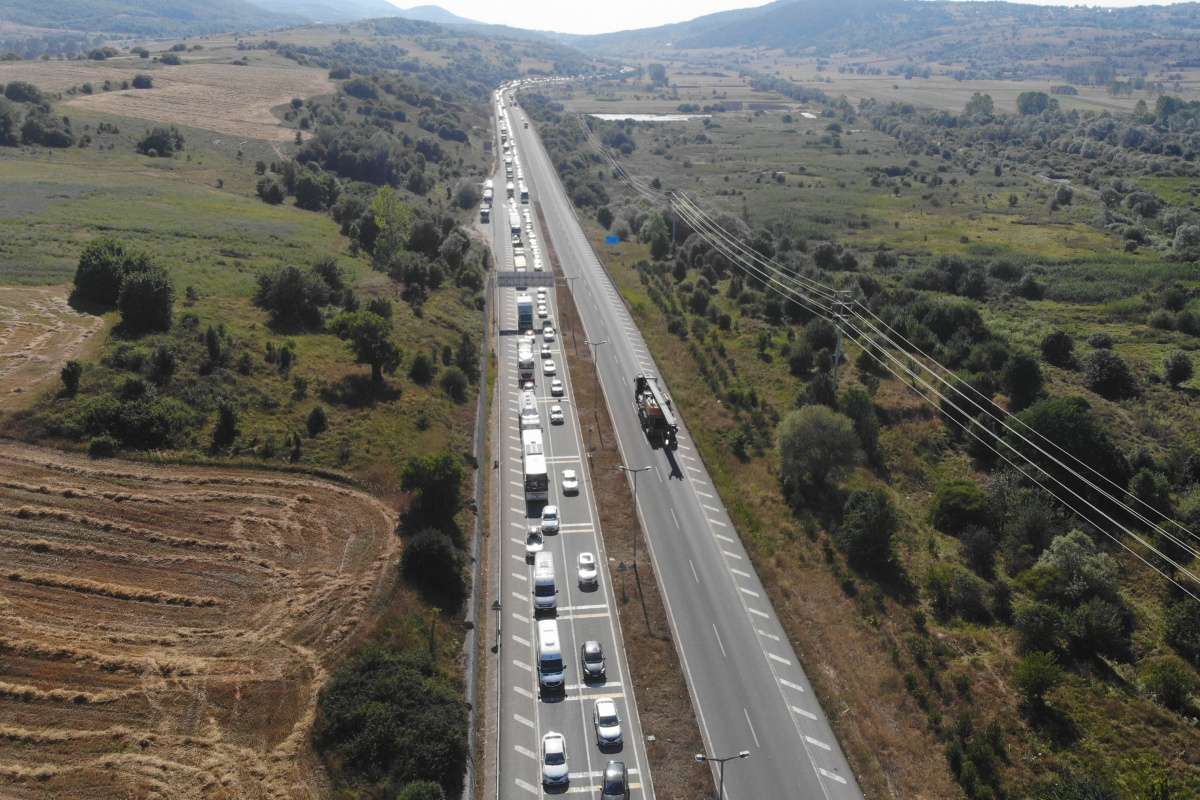 TEM'in Ankara yönü yol çalışması sebebiyle trafiğe kapatıldı