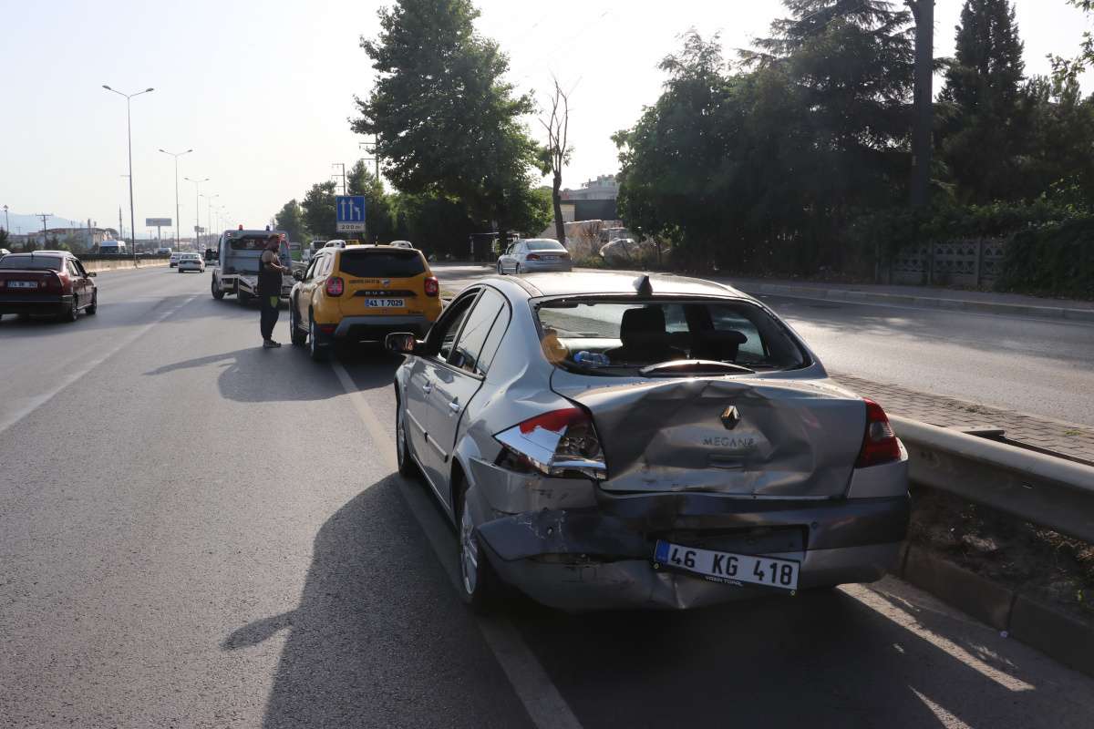 Ticari taksi ile otomobil çarpıştı: 2 yaralı