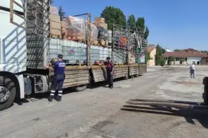 Tır dorsesindeki tanklarda 5 ton kaçak benzin yakalandı