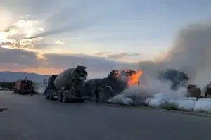 Tır üzerindeki saman balyaları alev alev yandı