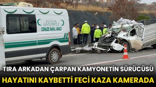 Tıra arkadan çarpan kamyonetin sürücüsü hayatını kaybetti Feci kaza kamerada