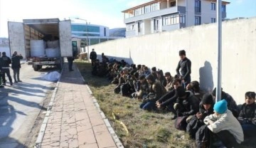 TIR'ın dorsesinden Afganistan uyruklu 56 düzensiz göçmen