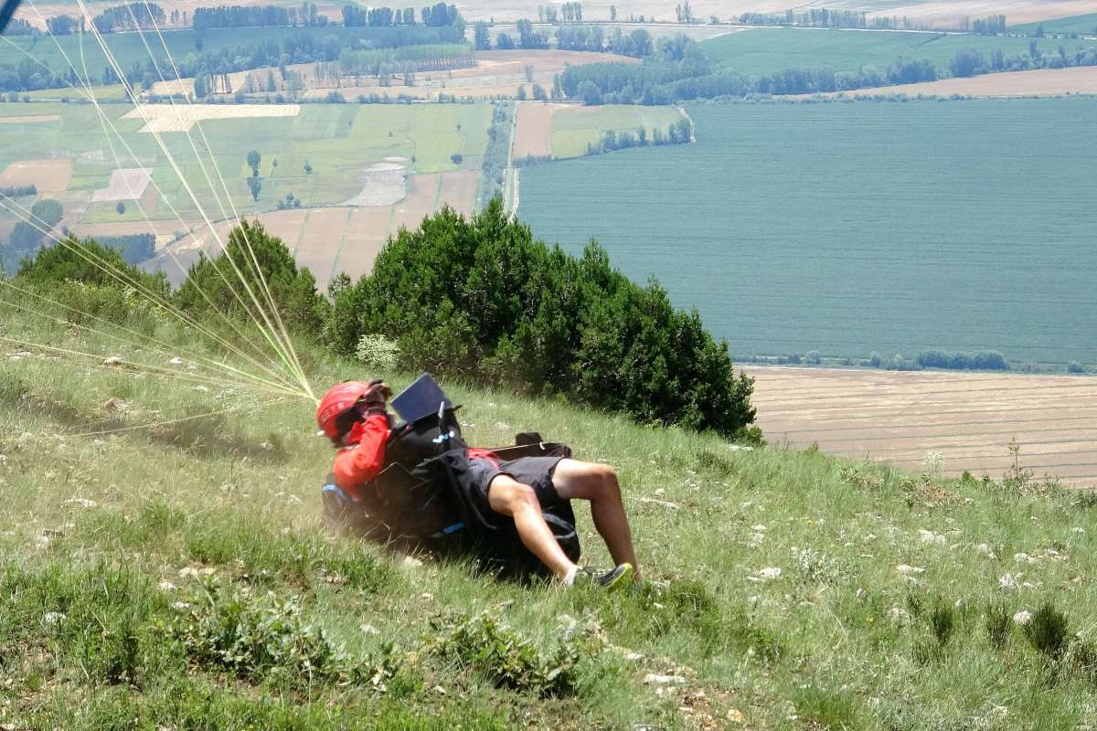 Tokat'ta yamaç paraşütçü kalkış yaparken düşerek yaralandı