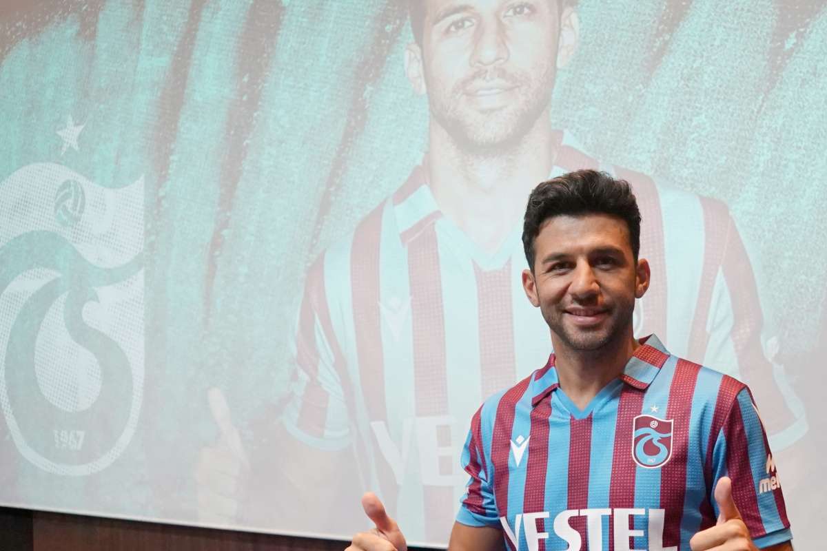 Trabzonspor İsmail Köybaşı için imza töreni düzenledi