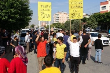 Trafik kazalarına dikkat çekmek için yolu trafiğe kapattılar