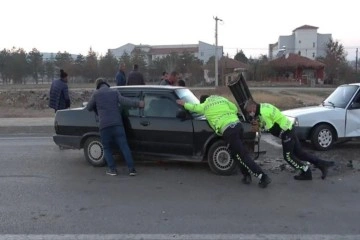 Trafik kurallarını altüst eden sürücü kaza yaptı: 1 yaralı