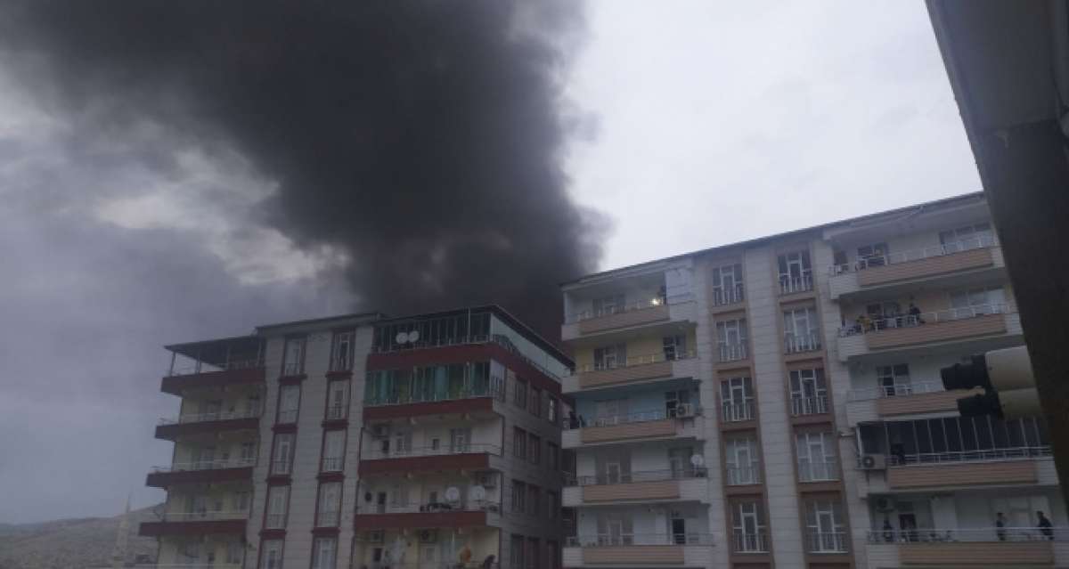 Trafo bomba gibi patladı, 3 araç alevlere teslim oldu