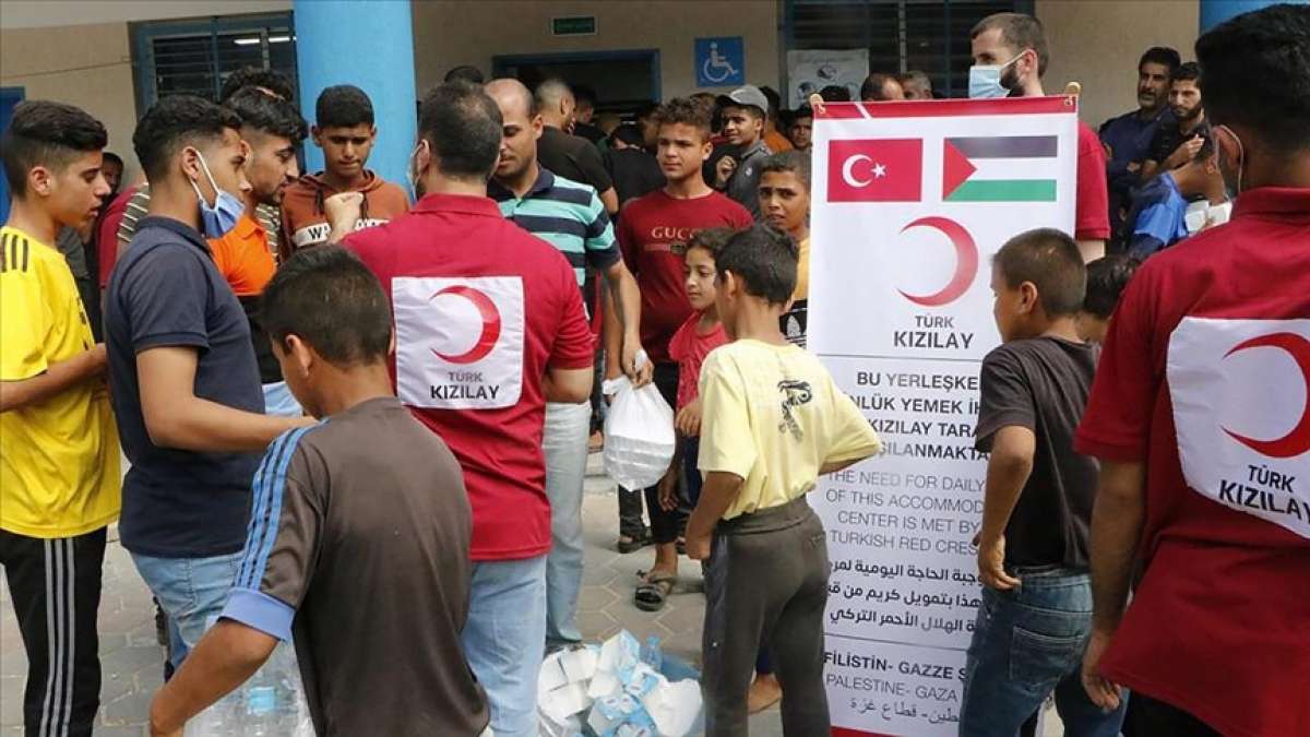 Türk Kızılay, saldırılarda zarar gören Gazzelilerin yaralarını sarmak için çalışıyor