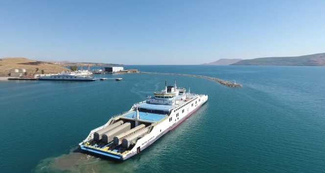 Türkiye'nin en büyük iki feribotu 2020'de 500 bin ton yük taşıdı