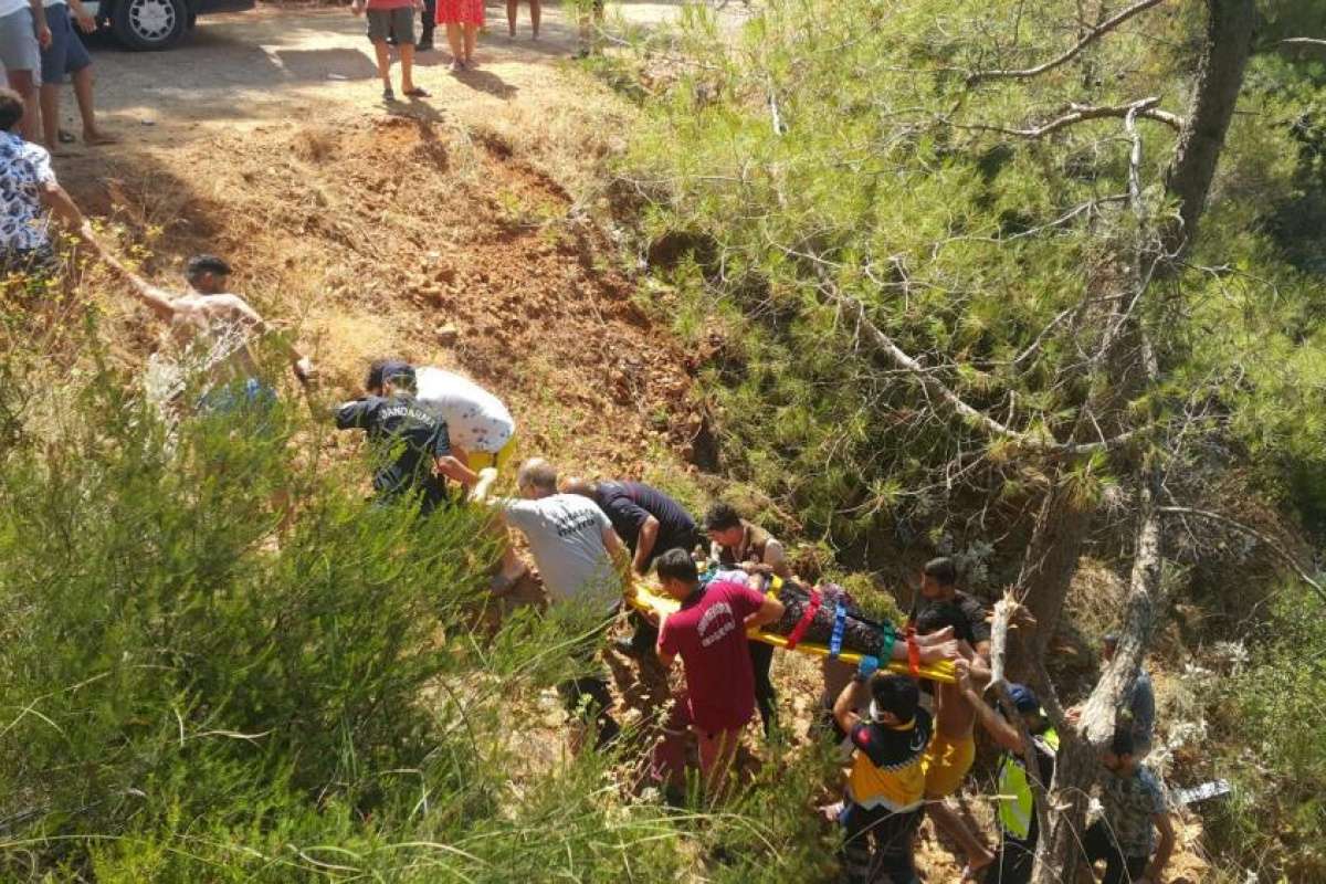 Uçuruma yuvarlanan araçtaki yaralılar insan zinciriyle yukarı çıkartıldı