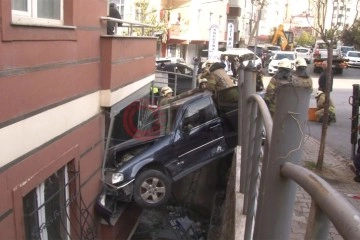 Ümraniye’de bina bahçesine uçan otomobil daireye çarptı: 3 yaralı