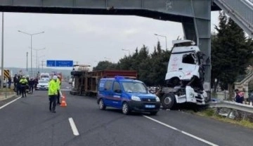 Üst geçidin ayağına çarpan TIR'ın şoförü öldü; kaza kamerada