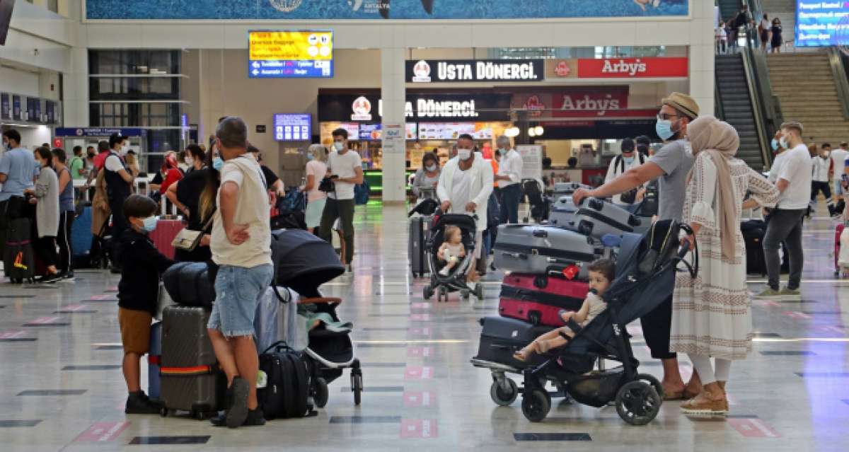 Vaka sayılarının düşmesiyle birlikte Antalya'ya günlük gelen uçak sayısı ikiye katlandı