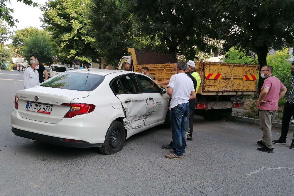 Vakaya giden ambulans otomobille çarpıştı