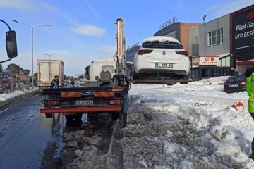 Valilik talimatının ardından yol kenarındaki araçlar çekiliyor