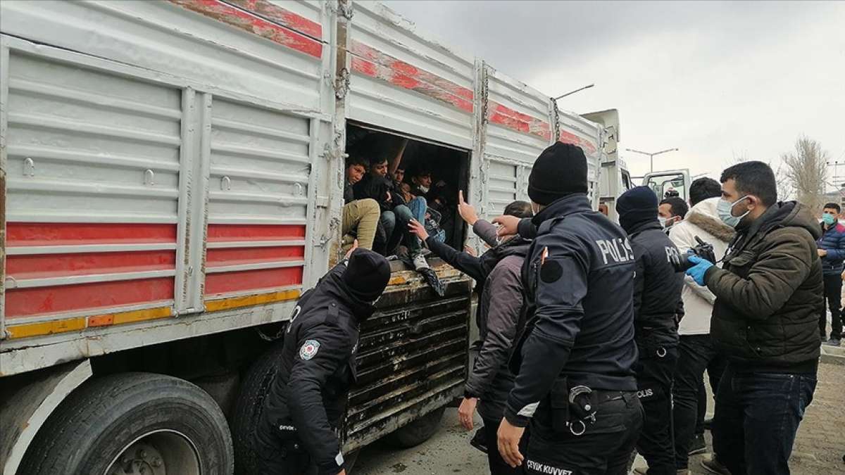 Van'da bir kişinin öldüğü kazaya karışan kamyonun kasasında 114 yabancı uyruklu yakalandı