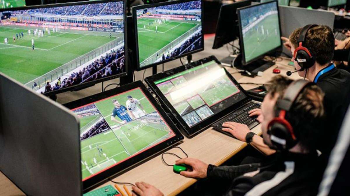 'VAR' her yerde gündem! Bir ülkede daha kulüpler hakemlere karşı ayaklandı