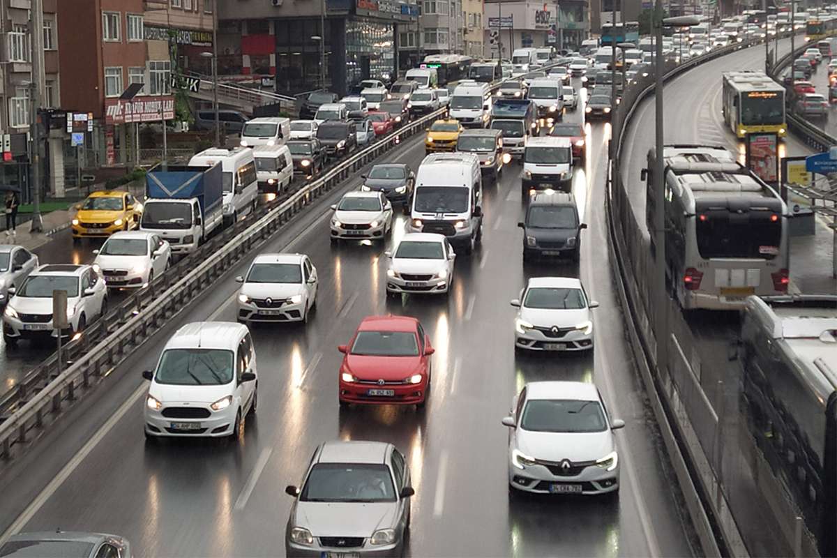 Yağış trafiği kilitledi, yüzde 69'a çıktı