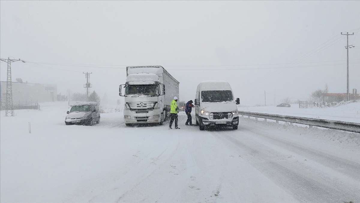 Yalova ve Bursa'da yoğun kar yağışı sürüyor