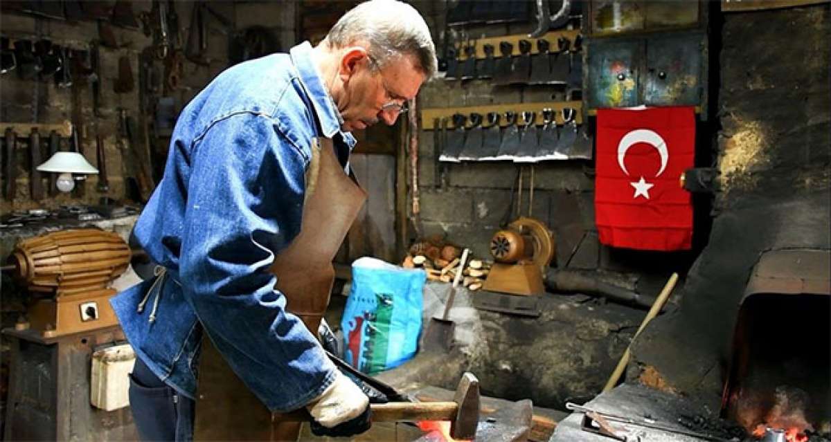 Yarım asırdır demir dövüyor