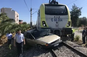 Yaşlı adam trenin çarptığı otomobilden sağ çıktı