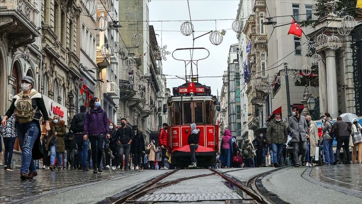 Yoğunluk oluşan İstiklal Caddesi'ne girişler belirli sürelerle kapatıldı