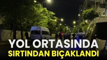 Yol ortasında sırtından bıçaklandı