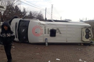 Yoldan çıkan minibüs evin duvarına çarptı: 1 ölü, 1'i ağır 5 yaralı