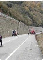 Yolun ortasında sıkışan adamın imdadına ambulans helikopter yetişti