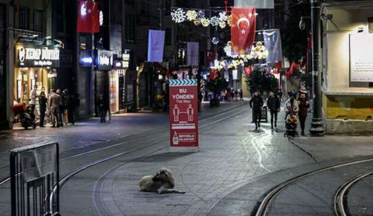 Yüksek ve çok yüksek riskli illerde 32 saat sürecek sokak kısıtlaması başladı